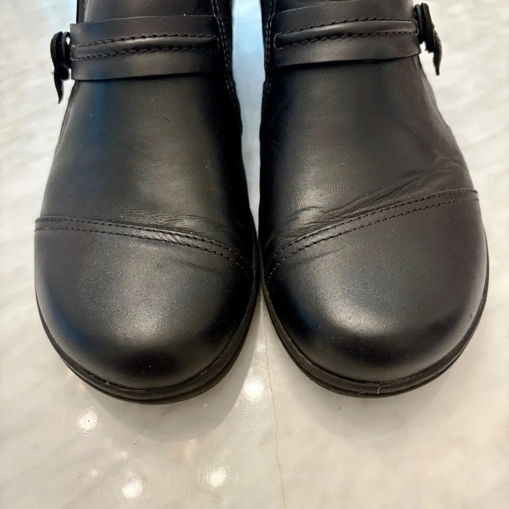 Clarks Carleigh Pearl Strapped Slip-On Shoes in Black Leather Sz‎ 8.5